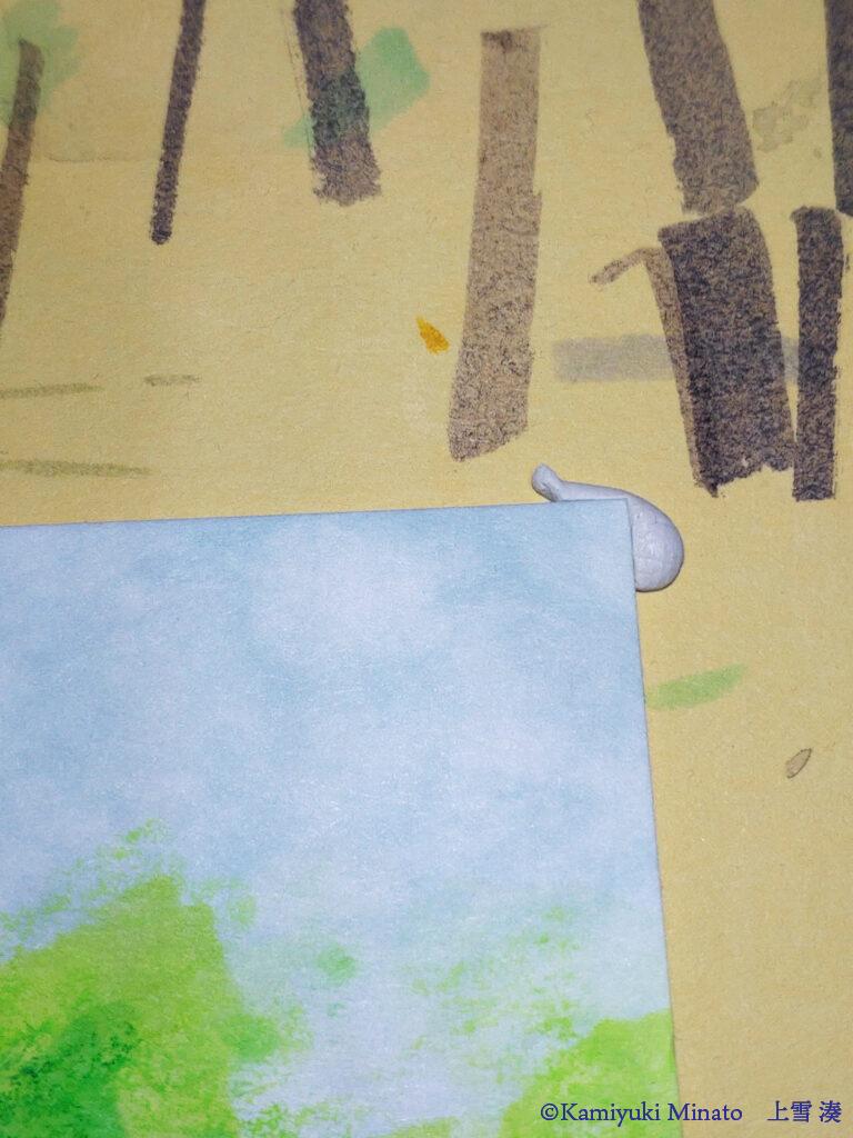 水彩による波打ちを簡易的に防ぐために、紙を「ひっつき虫」で画板に固定している。