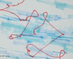 マーカーによる抽象画。淡い水色の太い線が無数に走る背景の上で、赤く細い線が毛糸のように絡まって描かれている。