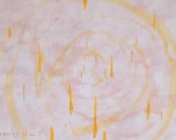 マーカーによる抽象画。ピンクのマーブル模様の紙にランダムにピンクを重ねて彩色し、薄い黄色で不連続の螺旋模様を描く。さらに濃い黄色で雨のような線を描いている。