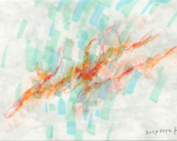 マーカーと水彩色鉛筆による抽象画。水色系のマーカーで短い描線を縦に重ね、水の流れを思わせる表現。その上にオレンジと赤の水彩色鉛筆で自由にドローイングした後水を垂らし、指でぼかしを入れている。