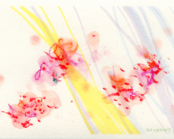マーカーと水彩クレヨンによる抽象画。薄い黄色、薄い紫の曲線が画面の右半分に描かれ、上から赤の水彩クレヨンで花びらが散るように点々と描かれている。水彩クレヨンの描線は半分水で溶けている。