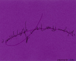 マーカーによる抽象画。紫の紙にグレーで「〆」の字の形に線を描き、その線上に黒く細い短い線を多数描き、繊細な画面に仕上げている。